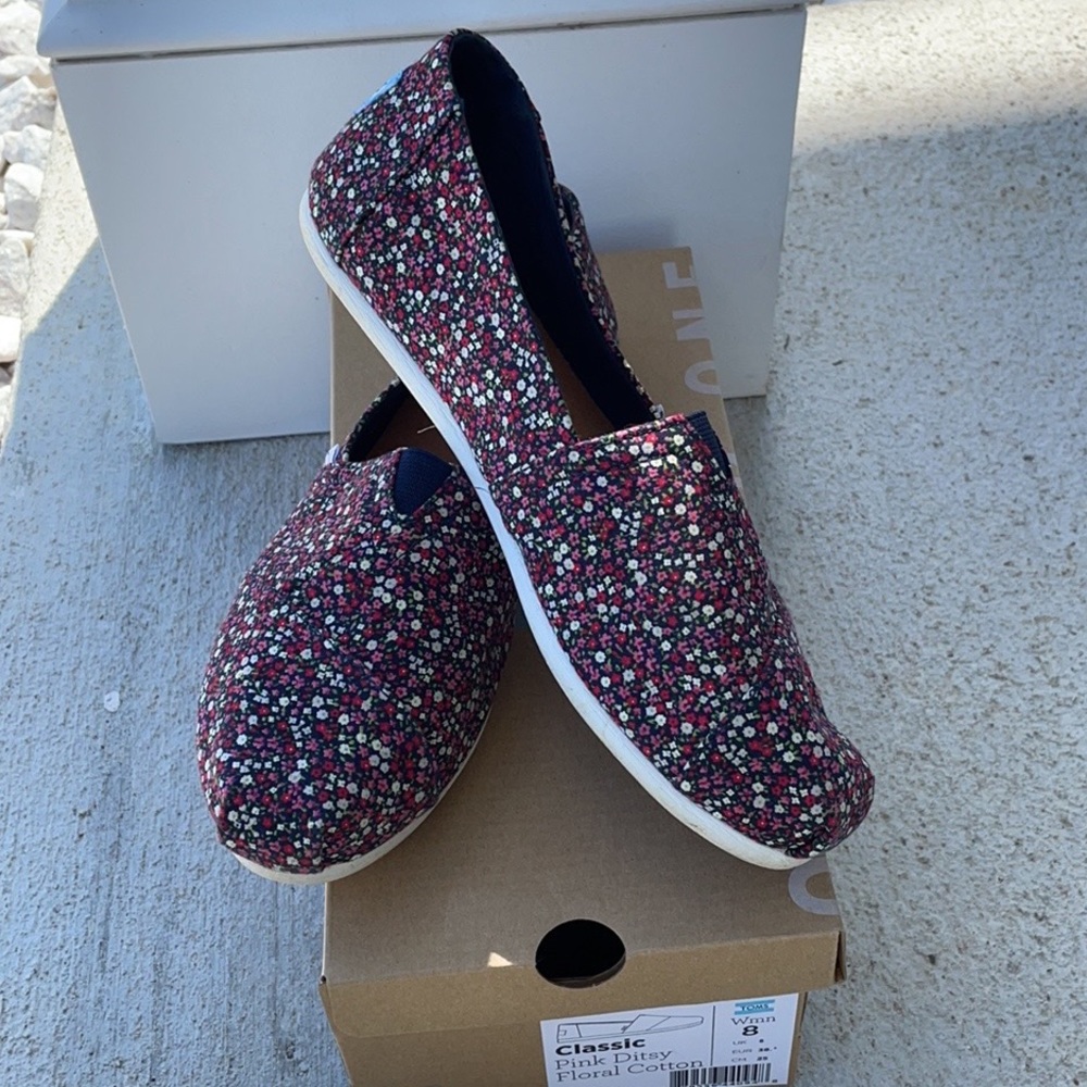 Women’s Tom’s size 8 classic floral shoes